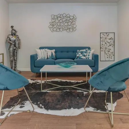Villa @ Marbella Lane - Boho 'N Sleek Rtreat Pool Tble